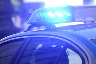 Ein Einsatzwagen der Polizei mit Blaulicht (Symbolbild): Ein weiterer Mann wurde in Neukölln angegriffen.