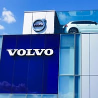 Ein Volvo-Autohaus (Symbolbild): Der schwedische Autobauer will an die Börse.