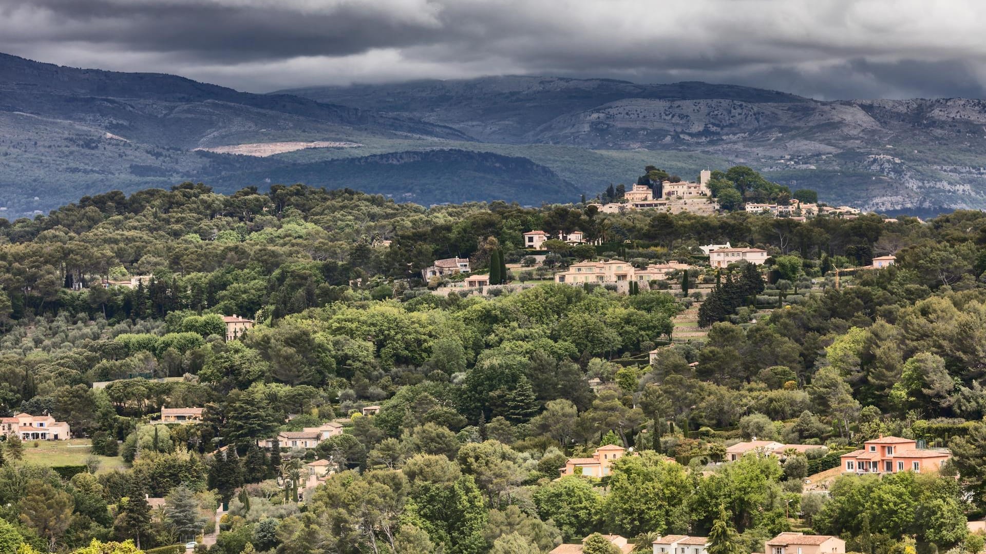 Mougins: In dem französischen Städtchen hat sich der tschechische Regierungschef ein 15-Millionen-Euro-Anwesen zugelegt – und es vor den Wählern verborgen.