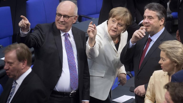 Volker Kauder (l., CDU) und Angela Merkel können sich auf ihren Ruhestand freuen: Mit ihnen gehen viele weitere Abgeordnete in Pension. Einen schlechten Schnitt machen sie alle nicht.