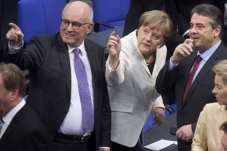 Volker Kauder (l., CDU) und Angela Merkel können sich auf ihren Ruhestand freuen: Mit ihnen gehen viele weitere Abgeordnete in Pension. Einen schlechten Schnitt machen sie alle nicht.