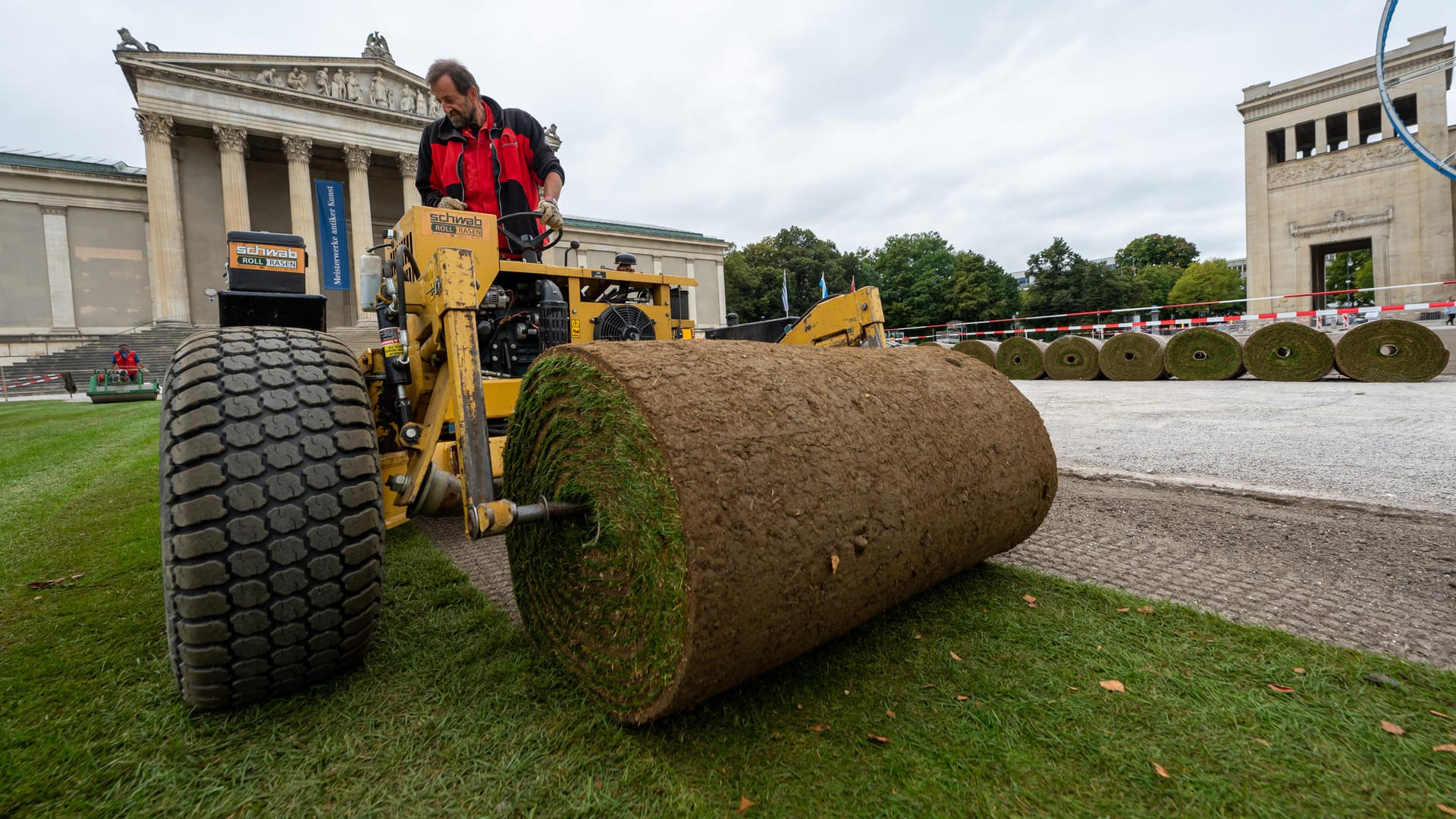 Arbeiter verlegen am Königsplatz neuen Rasen auf den Boden: Bei Abbauarbeiten der IAA wurden die Grünfläche größtenteils zerstört. Arbeiter verlegen am Königsplatz neuen Rasen auf den Boden: Bei Abbauarbeiten der IAA wurden die Grünfläche größtenteils zerstört.