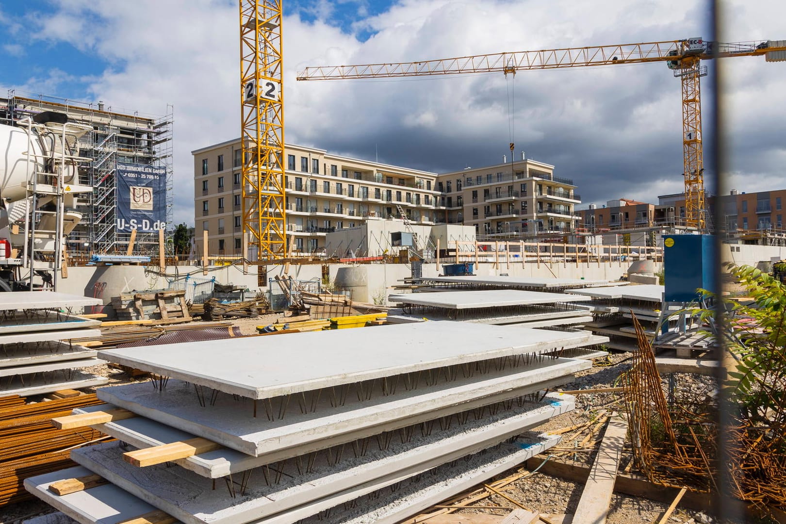 Eine Baustelle in Dresden (Symbolbild): Baumaterial wird immer teurer.