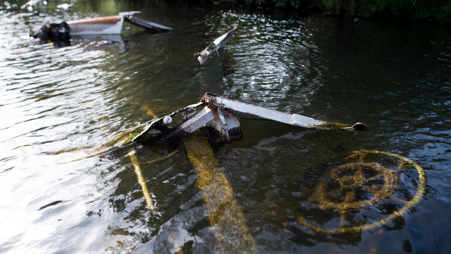 Teile des bei der Hochwasserkatastrophe in der Ruhr gesunkenen Fahrgastschiffes "Moornixe" ragen aus dem Wasser. Die Bergungsaktion wird voraussichtlich mehrere Tage dauern. Teile des bei der Hochwasserkatastrophe in der Ruhr gesunkenen Fahrgastschiffes "Moornixe" ragen aus dem Wasser. Die Bergungsaktion wird voraussichtlich mehrere Tage dauern.