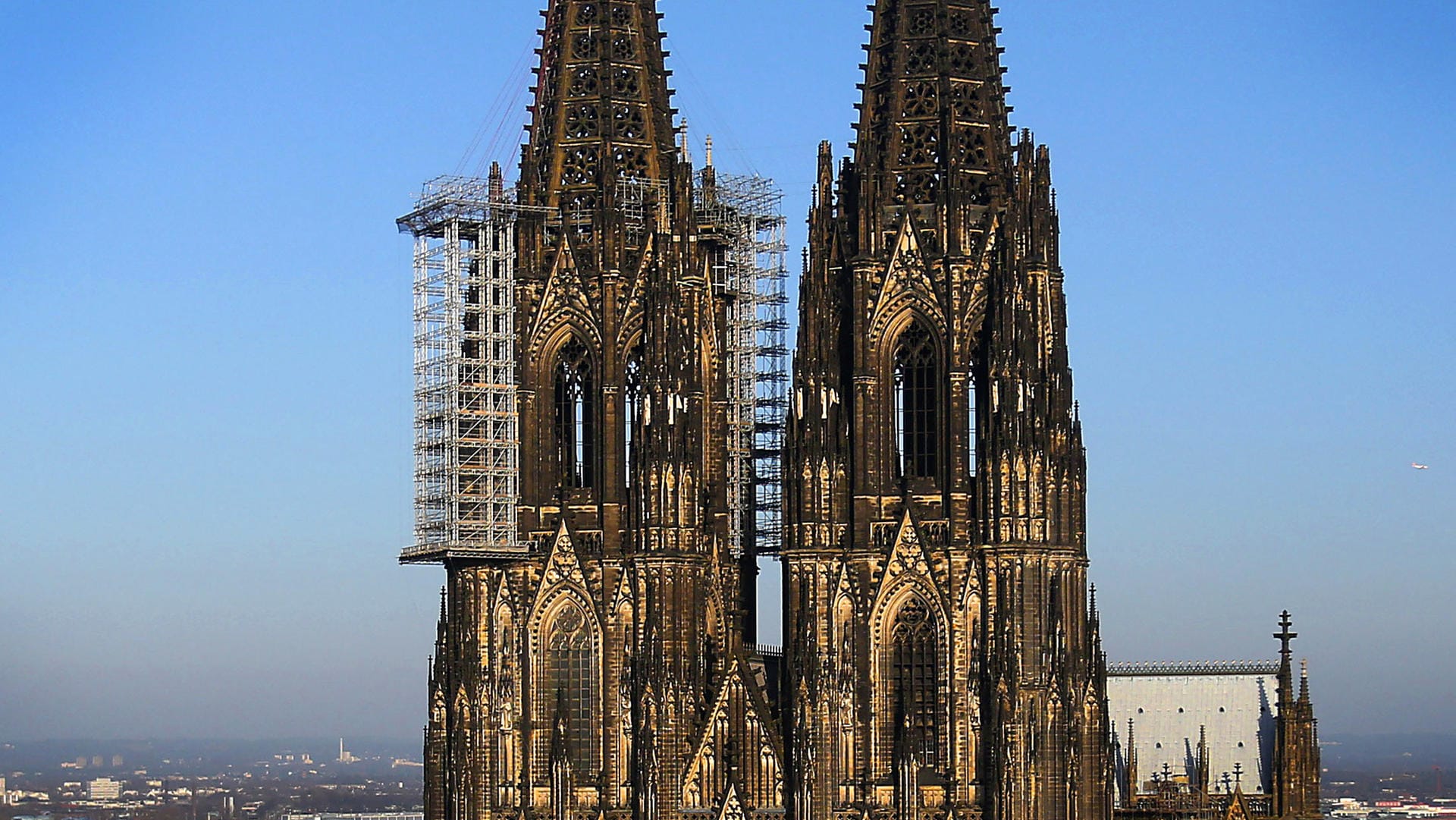 Der Kölner Dom: Am Dienstag wird erstmals seit Jahren eine freie Sicht auf das Gebäude möglich sein.