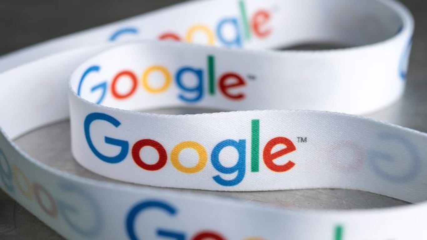 Ein Schlüsselband mit dem Google-Logo liegt bei der Vorstellung des Investitionsplans für Google Deutschland in der Hauptstadtrepräsentanz von Google.