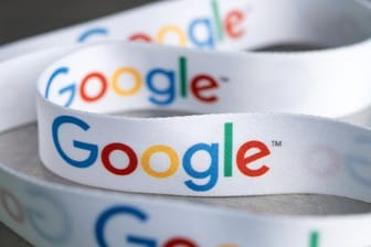 Ein Schlüsselband mit dem Google-Logo liegt bei der Vorstellung des Investitionsplans für Google Deutschland in der Hauptstadtrepräsentanz von Google.