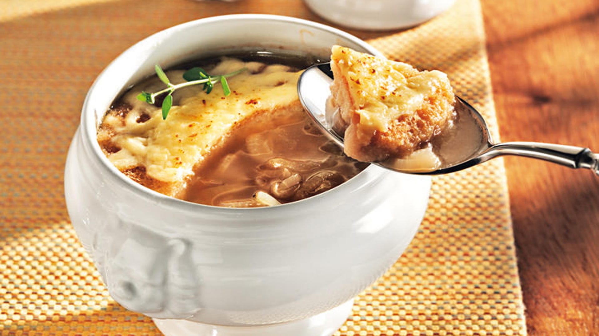 Französische Zwiebelsuppe: Sie wird stilecht in einer sogenannten "Löwenkopf-Tasse" serviert.