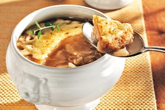 Französische Zwiebelsuppe: Sie wird stilecht in einer sogenannten "Löwenkopf-Tasse" serviert.