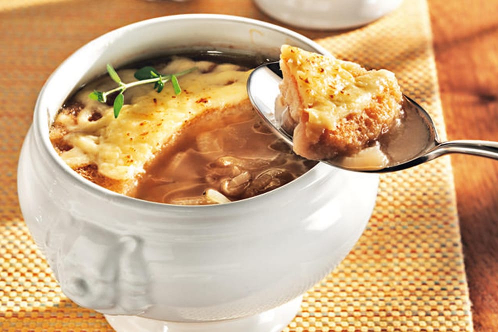 Französische Zwiebelsuppe: Sie wird stilecht in einer sogenannten "Löwenkopf-Tasse" serviert.
