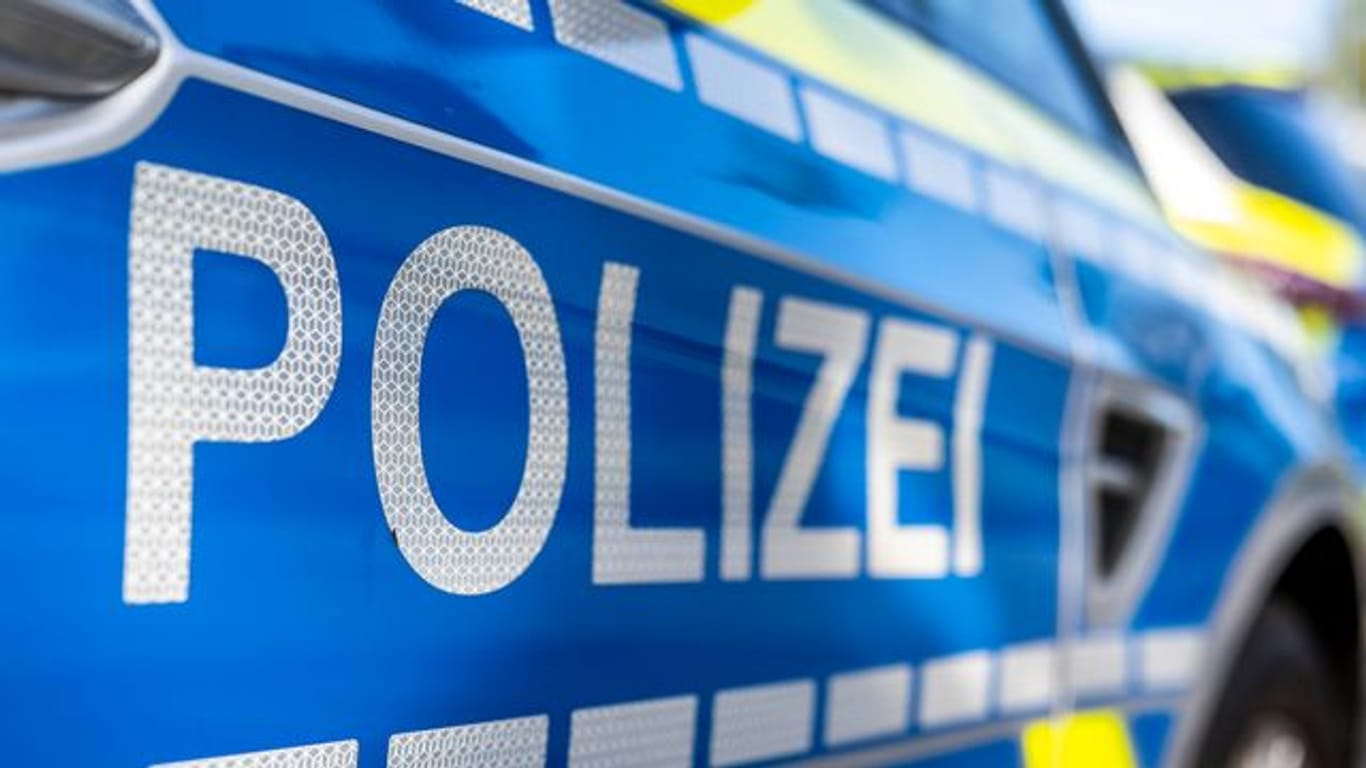 An der Tür von einem Streifenwagen steht der Schriftzug "Polizei" (Symbolbild): In Stuttgart mussten Beamte gegen "Querdenker" vorgehen.