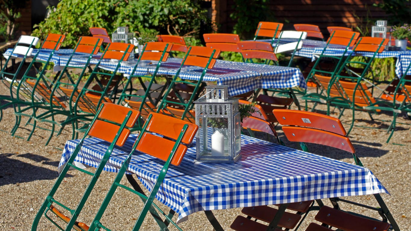 Stühle, die an Tische lehnen (Archivbild): Ein Wirt darf seine Terrasse nicht mehr bewirten.