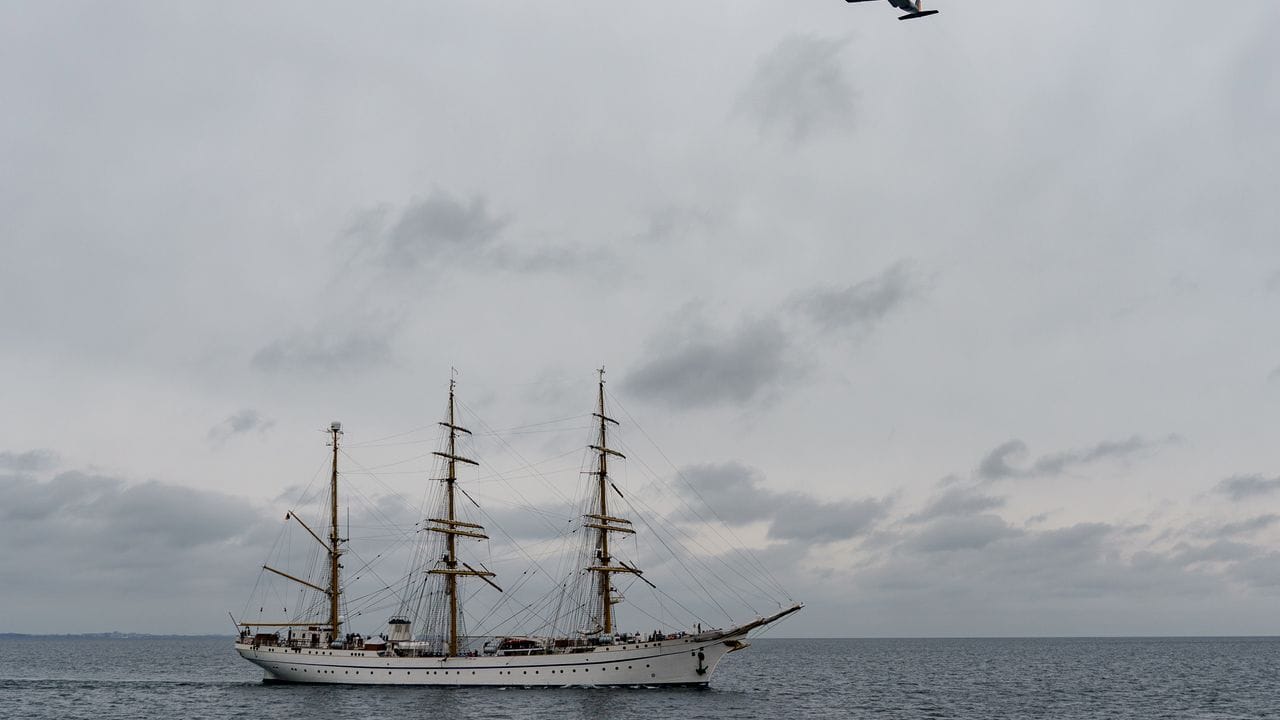 Das Segelschulschiff "Gorch Fock" fährt auf die Kieler Förde zu, während eine Transall der Bundeswehr das Schiff überfliegt. Das Segelschulschiff "Gorch Fock" fährt auf die Kieler Förde zu, während eine Transall der Bundeswehr das Schiff überfliegt.