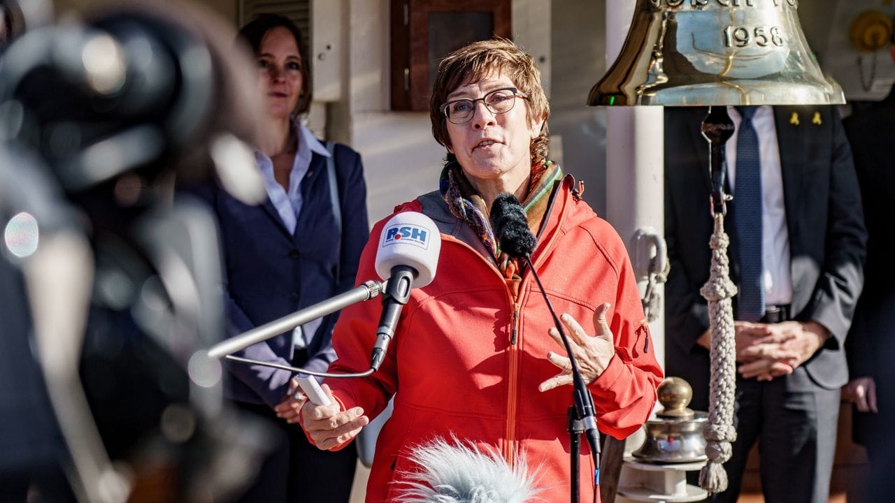 "Dieses kleine Stück Tradition und Emotion, das können wir uns und das sollten wir uns auch leisten": Verteidigungsministerin Annegret Kramp-Karrenbauer. "Dieses kleine Stück Tradition und Emotion, das können wir uns und das sollten wir uns auch leisten": Verteidigungsministerin Annegret Kramp-Karrenbauer.