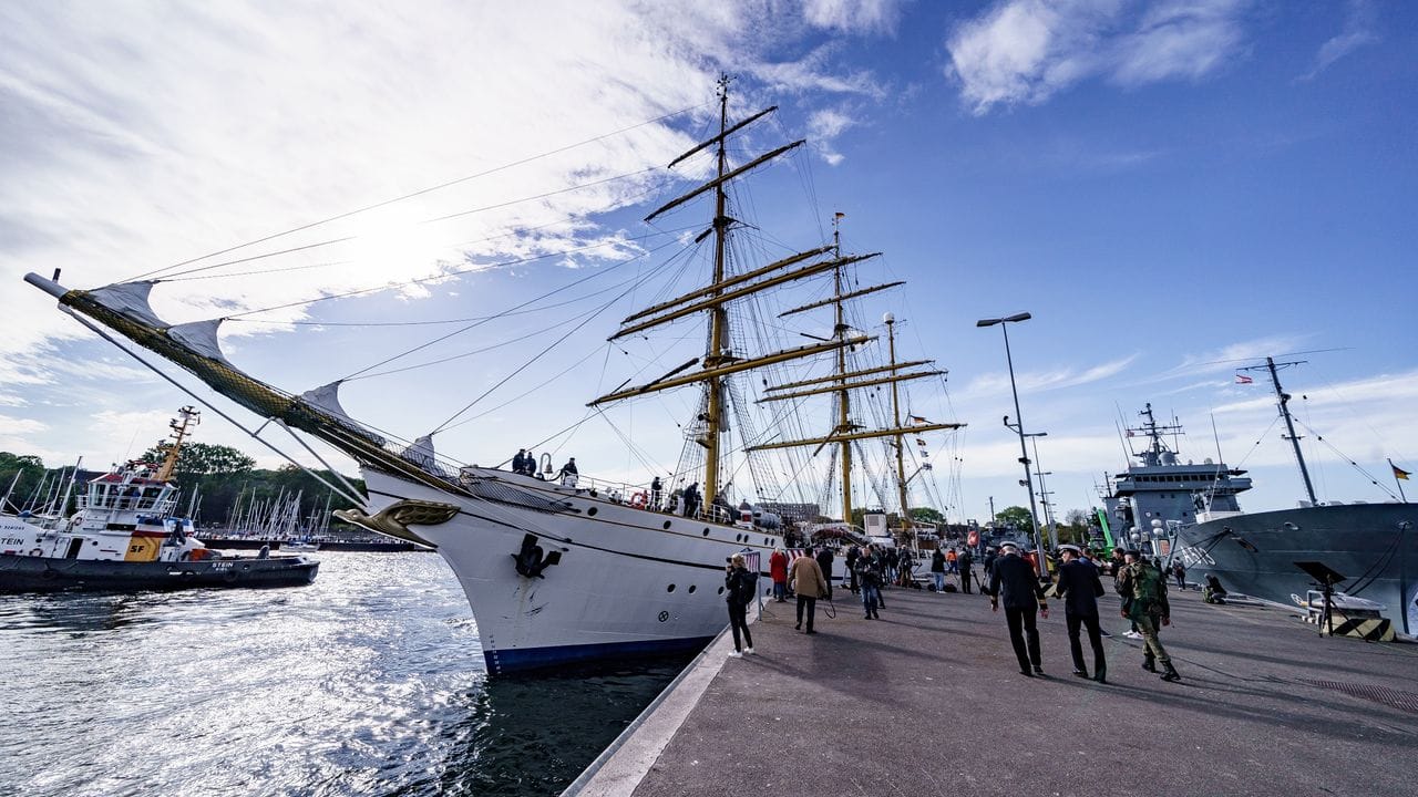 135 Millionen Euro hat die Sanierng der "Gorch Fock" gekostet - statt der zunächst angesetzten 10 Millionen. 135 Millionen Euro hat die Sanierng der "Gorch Fock" gekostet - statt der zunächst angesetzten 10 Millionen.