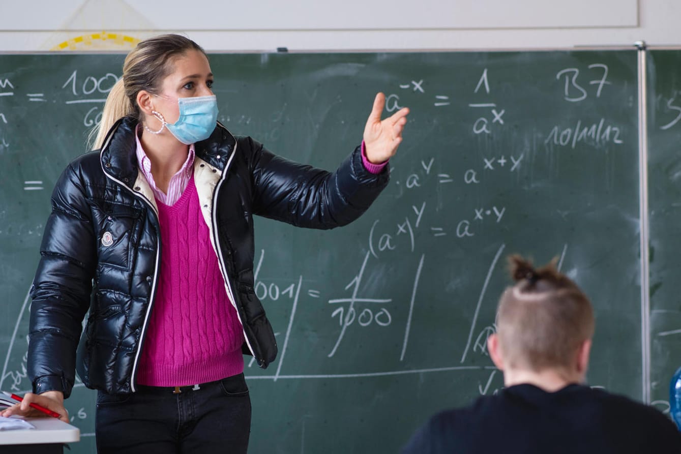 Lehrerin mit Maske im Präsenzunterricht: Über die Maskenpflicht an Schulen wird heftig gestritten