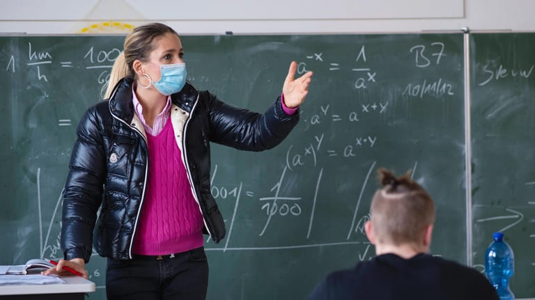 Lehrerin mit Maske im Präsenzunterricht: Über die Maskenpflicht an Schulen wird heftig gestritten