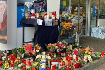 Blumen und Kerzen vor der Tankstelle in Idar-Oberstein: Der 20-Jährige hatte den Kunden mehrfach auf die Maskenpflicht hingewiesen.