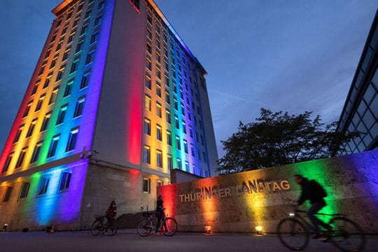Regenbogenflagge vor Thüringer Landtag