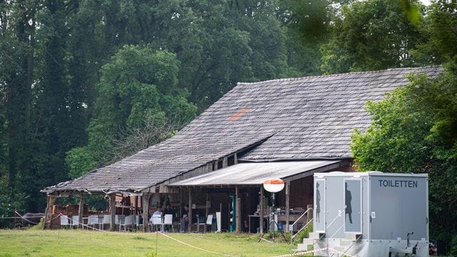 Rückansicht des Gebäudes, in dem der Fernsehsender RTL das "Sommerhaus der Stars" gedreht hat.