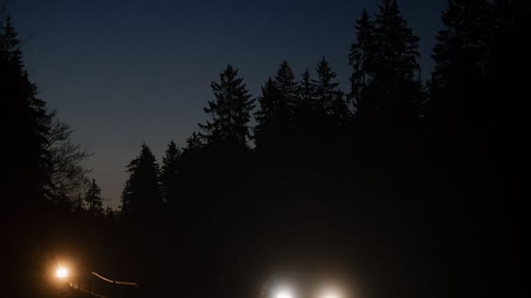 Zappenduster: Damit Autofahrer in der dunklen Jahreszeit sicher ankommen, sollten sie die Lichtanlage regelmäßig checken lassen.