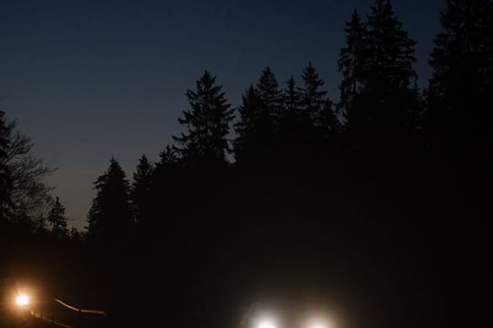 Zappenduster: Damit Autofahrer in der dunklen Jahreszeit sicher ankommen, sollten sie die Lichtanlage regelmäßig checken lassen.