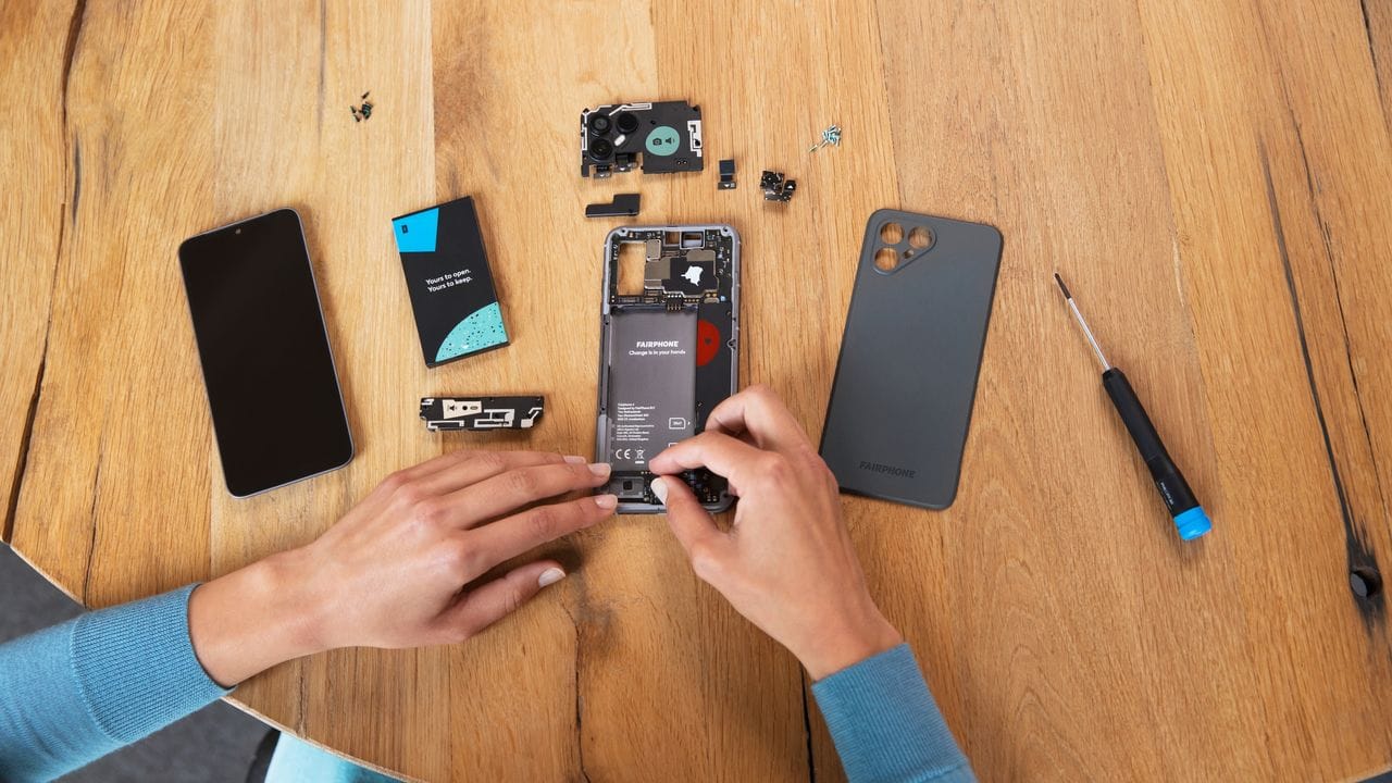 Kleine Module zum Austauschen: Kamera, USB-Stecker, Akku und noch ein paar andere Bauteile des Fairphone 4 kann man recht einfach austauschen. Kleine Module zum Austauschen: Kamera, USB-Stecker, Akku und noch ein paar andere Bauteile des Fairphone 4 kann man recht einfach austauschen.