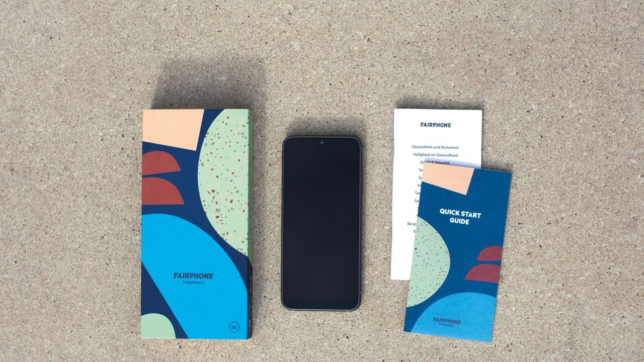 Die Verpackung des Fairphone 4 ist aus kompostierbaren Materialien, ein Ladegerät liegt nicht bei. Die Verpackung des Fairphone 4 ist aus kompostierbaren Materialien, ein Ladegerät liegt nicht bei.