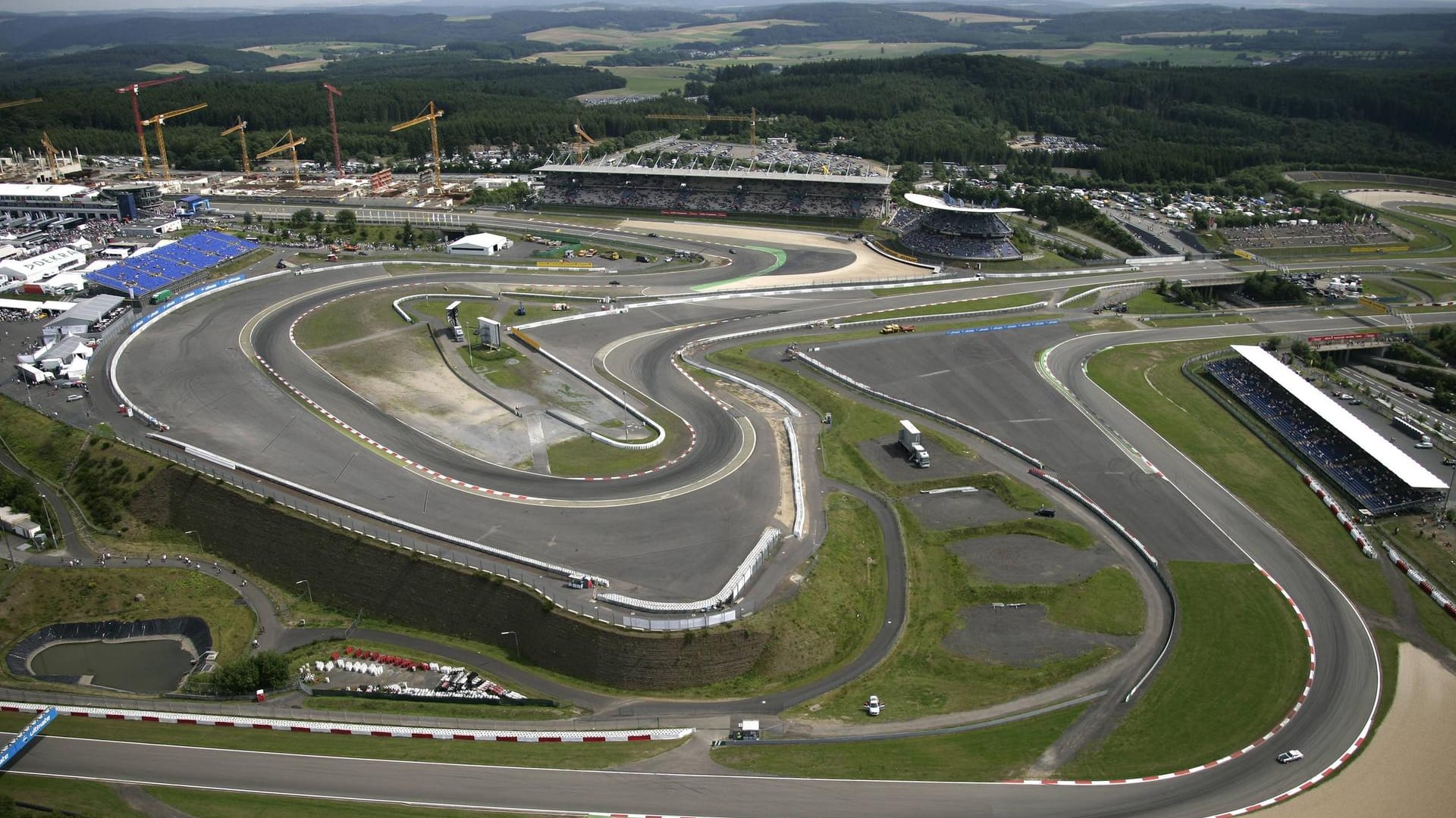 Der Nürburgring von oben: An veranstaltungsfreien Tagen wird er für Touristenfahrten freigegeben. Der Nürburgring von oben: An veranstaltungsfreien Tagen wird er für Touristenfahrten freigegeben.