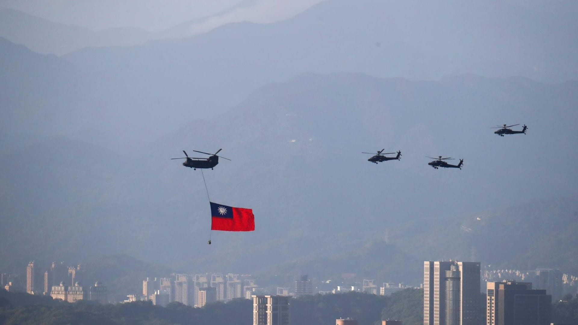 Helikopter fliegen mit Taiwans Flagge über der Hauptstadt Taipeh: Das Land fühlt sich durch China massiv unter Druck gesetzt.