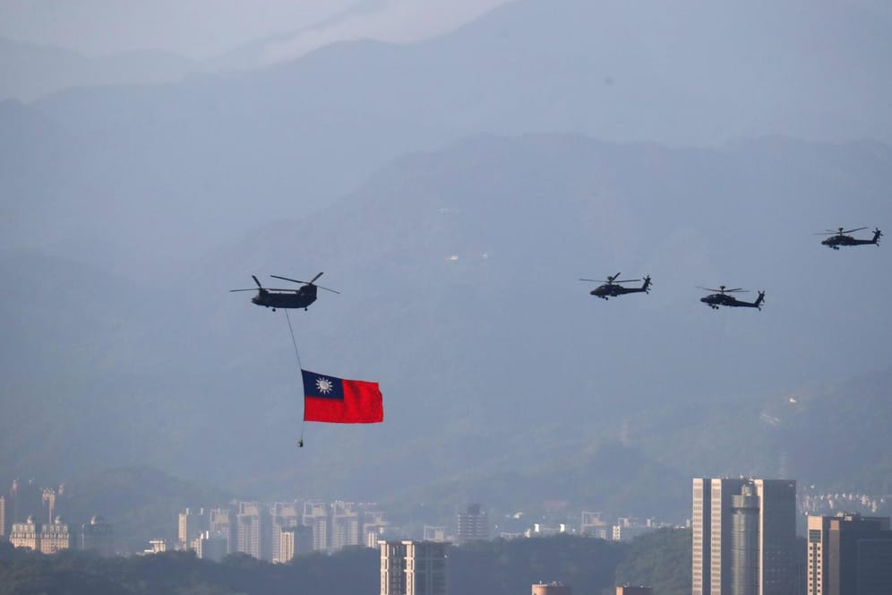Helikopter fliegen mit Taiwans Flagge über der Hauptstadt Taipeh: Das Land fühlt sich durch China massiv unter Druck gesetzt.