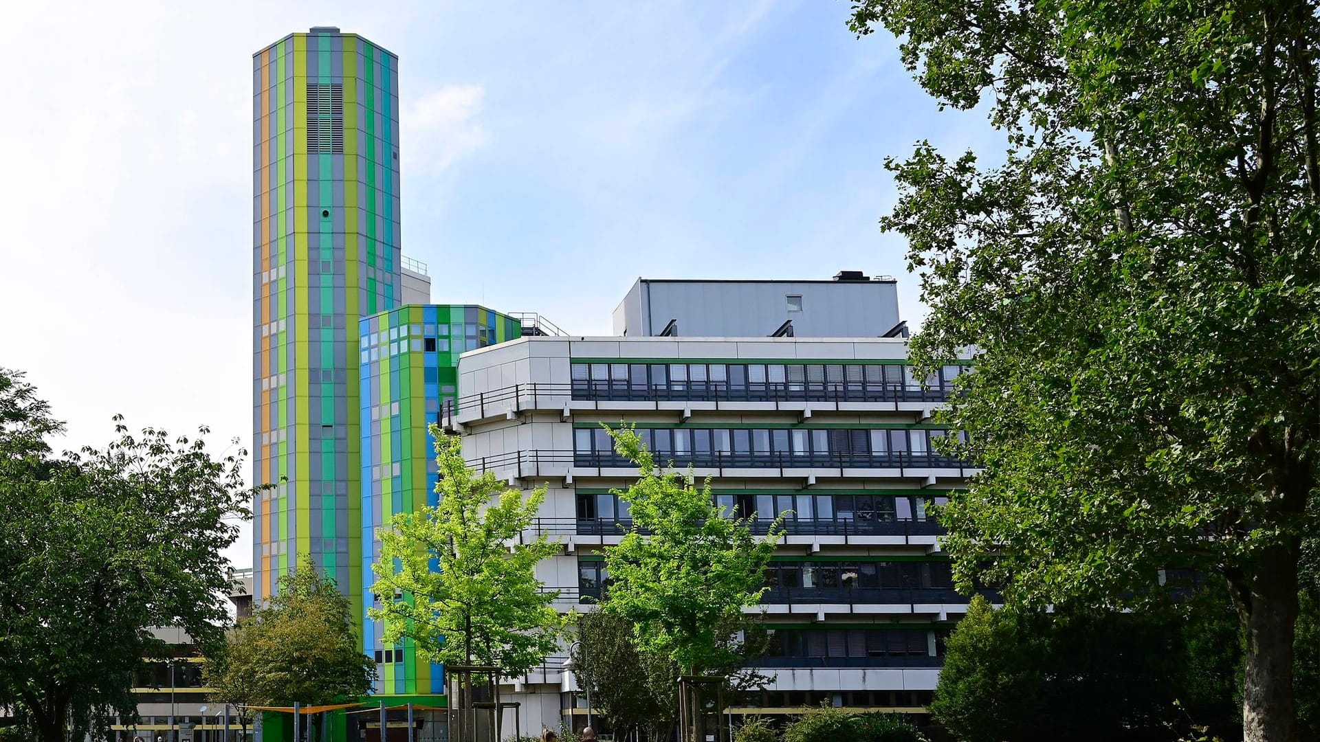 Die Universität Duisburg-Essen am Essener Campus (Symbolbild): Hier sollen sich Studierende Noten gekauft haben. Die Universität Duisburg-Essen am Essener Campus (Symbolbild): Hier sollen sich Studierende Noten gekauft haben.