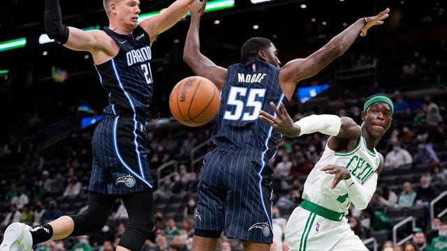E'Twaun Moore (M/55) und Moritz Wagner (21/l)) von Orlando Magic blocken Celtics-Spieler Dennis Schröder. E'Twaun Moore (M/55) und Moritz Wagner (21/l)) von Orlando Magic blocken Celtics-Spieler Dennis Schröder.