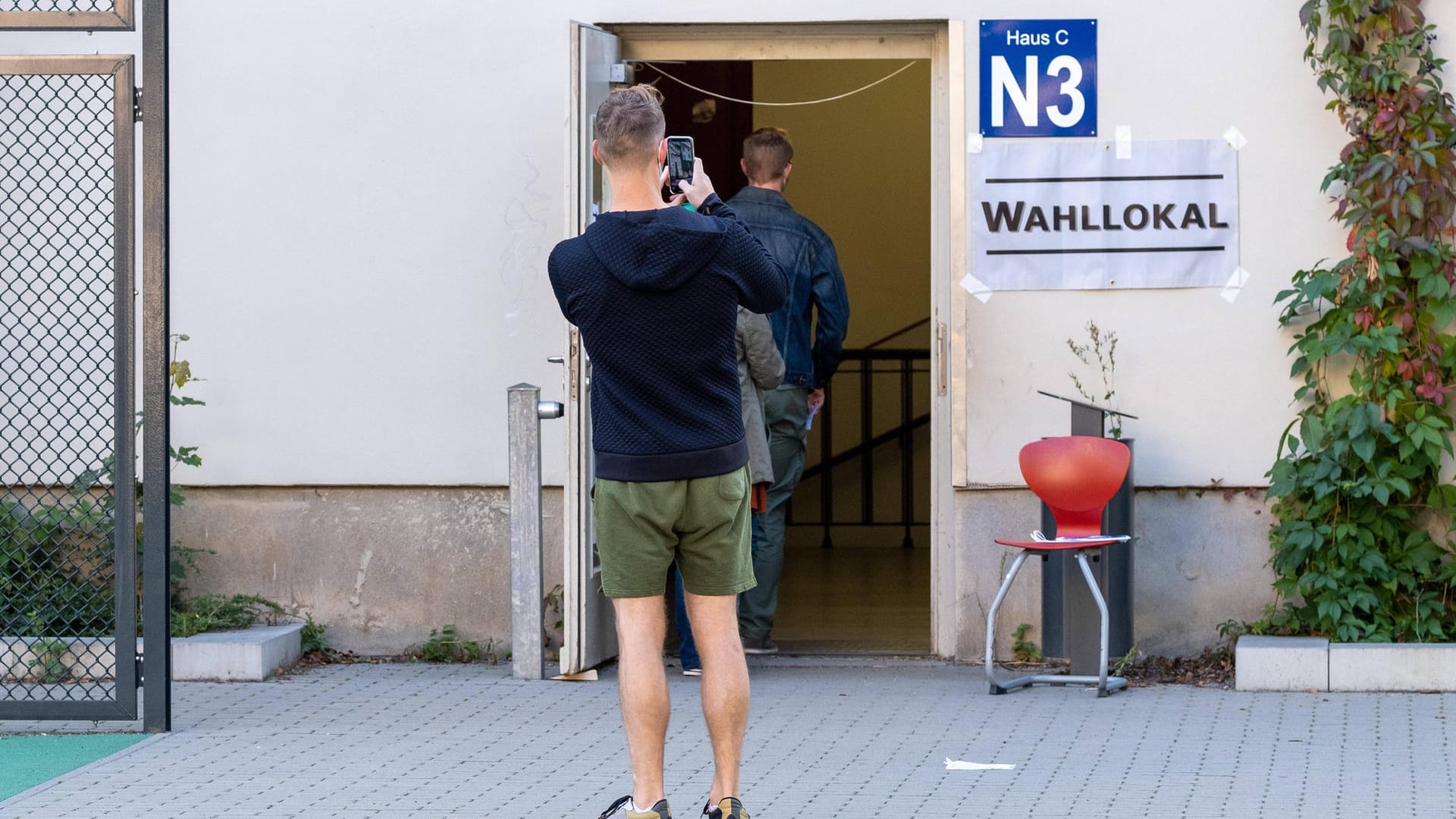 Junger Wähler in Berlin (Archivbild): Bei der Abstimmung kam es zu zahlreichen Pannen.