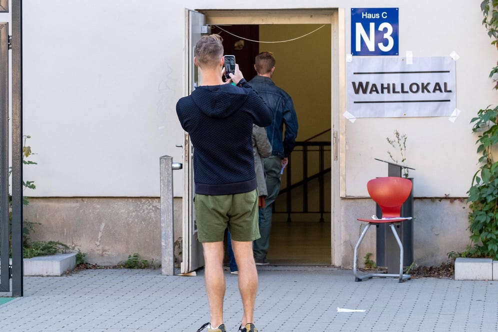 Junger Wähler in Berlin (Archivbild): Bei der Abstimmung kam es zu zahlreichen Pannen.