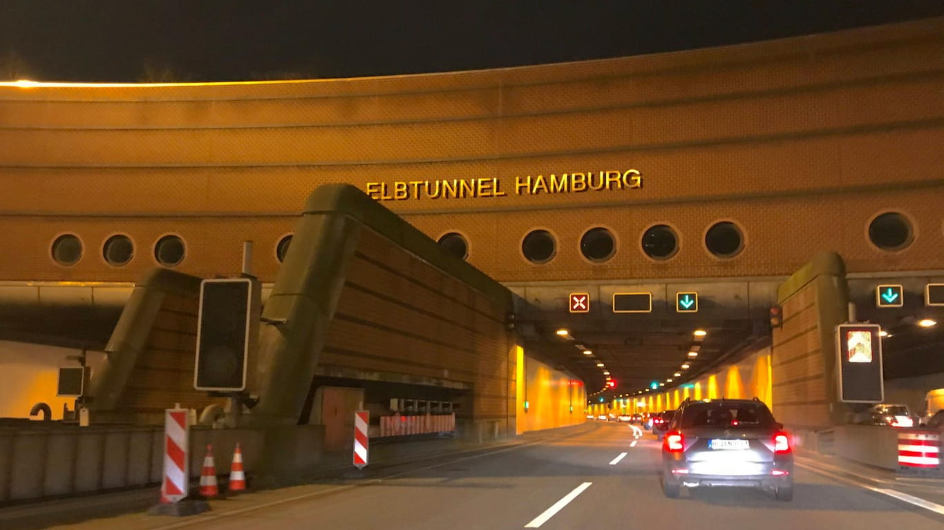 Einfahrt in den Elbtunnel in Hamburg (Archivbild): Ein Radfahrer hat sich von seinem Navigationsgerät auf die Autobahn im Elbtunnel leiten lassen.