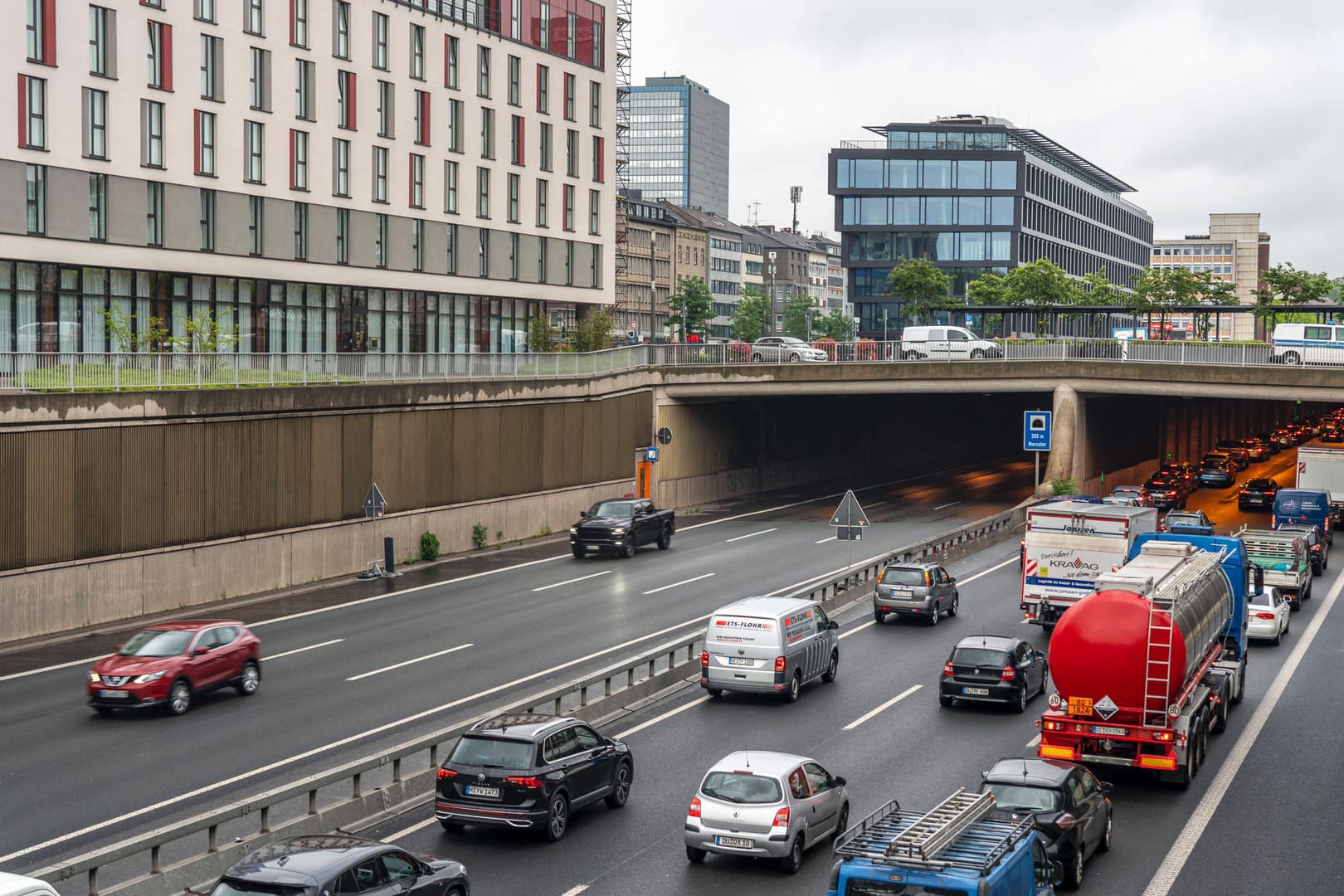 Stau auf der Autobahn A59 (Symbolbild): Ein Unfall sorgt momentan in Richtung Köln für große Verzögerungen.