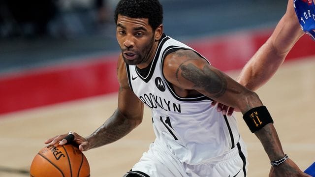 Offiziell ist der Impfstatus des in Australien geborenen Ausnahmespielers nicht bekannt: Kyrie Irving von Brooklyn Nets. Offiziell ist der Impfstatus des in Australien geborenen Ausnahmespielers nicht bekannt: Kyrie Irving von Brooklyn Nets.