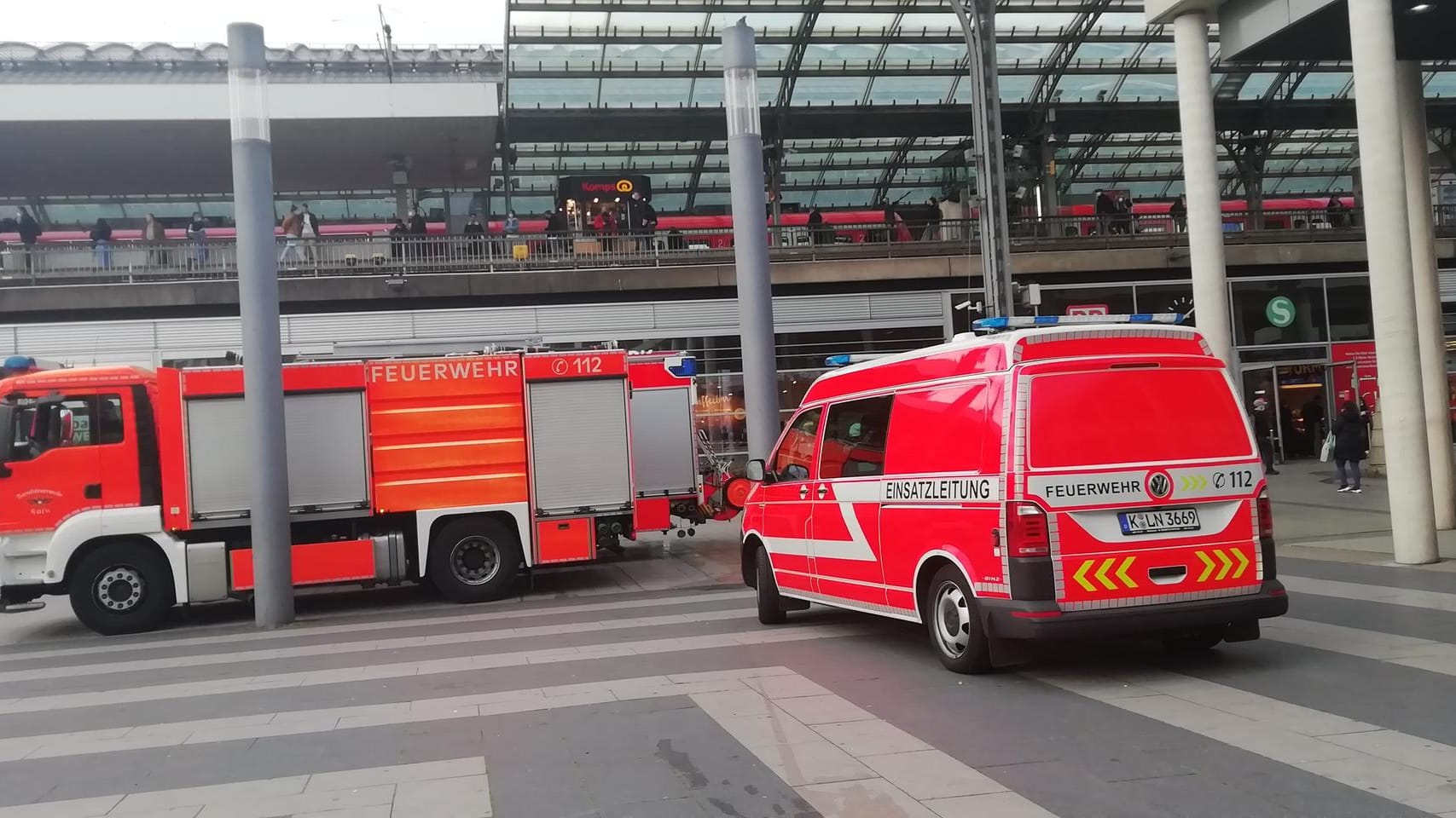 Einsatzwagen der Feuerwehr am Kölner Hauptbahnhof.