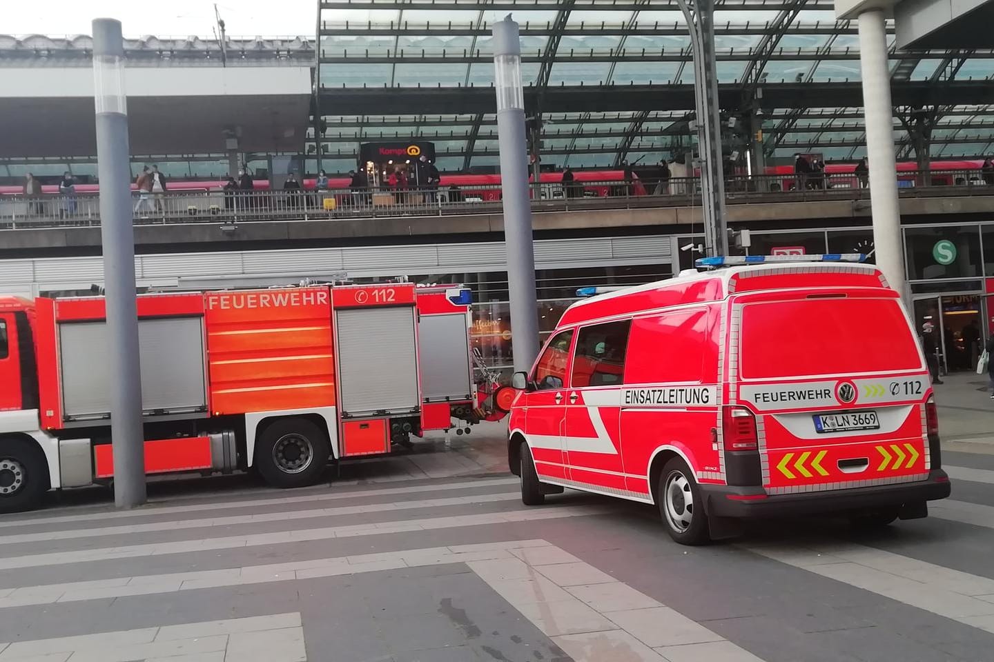 Einsatzwagen der Feuerwehr am Kölner Hauptbahnhof.