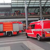 Einsatzwagen der Feuerwehr am Kölner Hauptbahnhof.