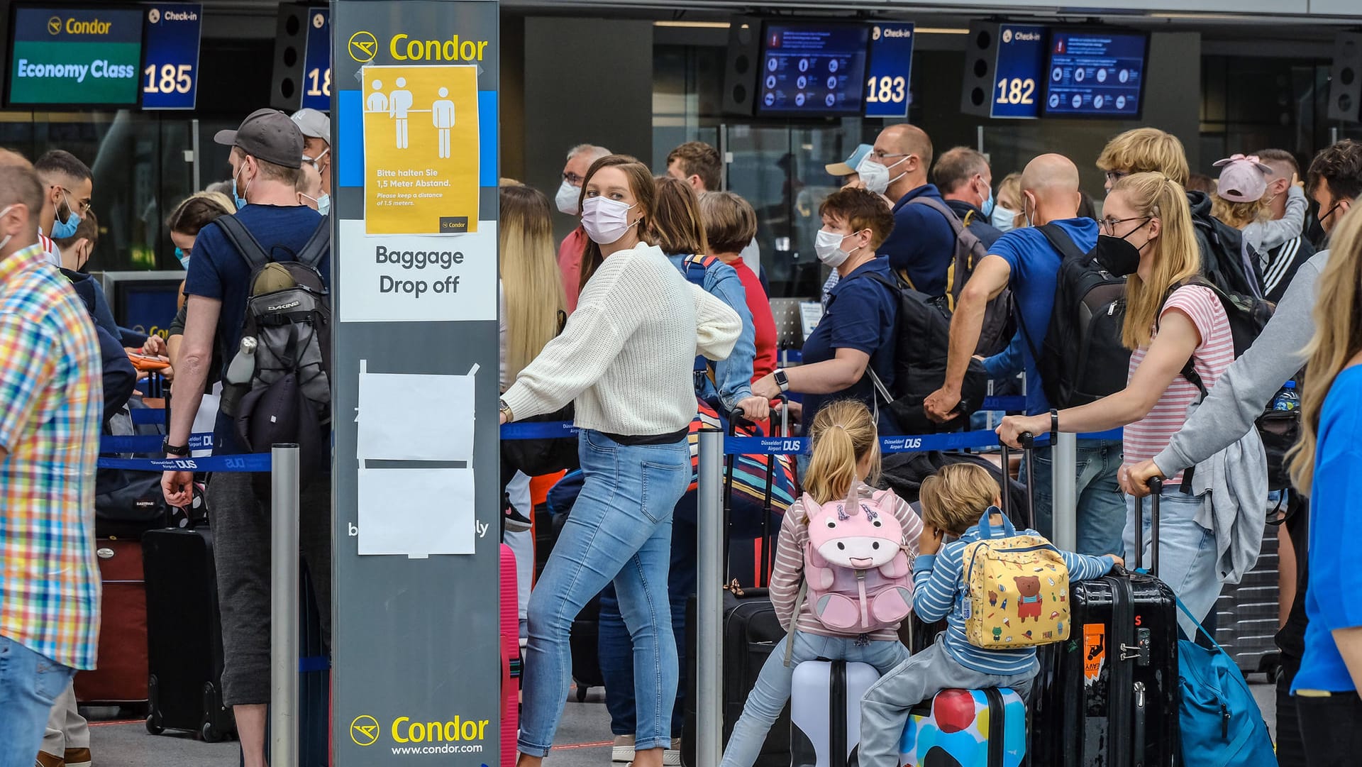 Urlaub als Geduldsprobe (Symbolbild): Viele Urlauber mussten in der Corona-Pandemie deutlich mehr Zeit beim Fliegen einbringen. Die Branche warnt: Das dürfte noch deutlich schlimmer werden.