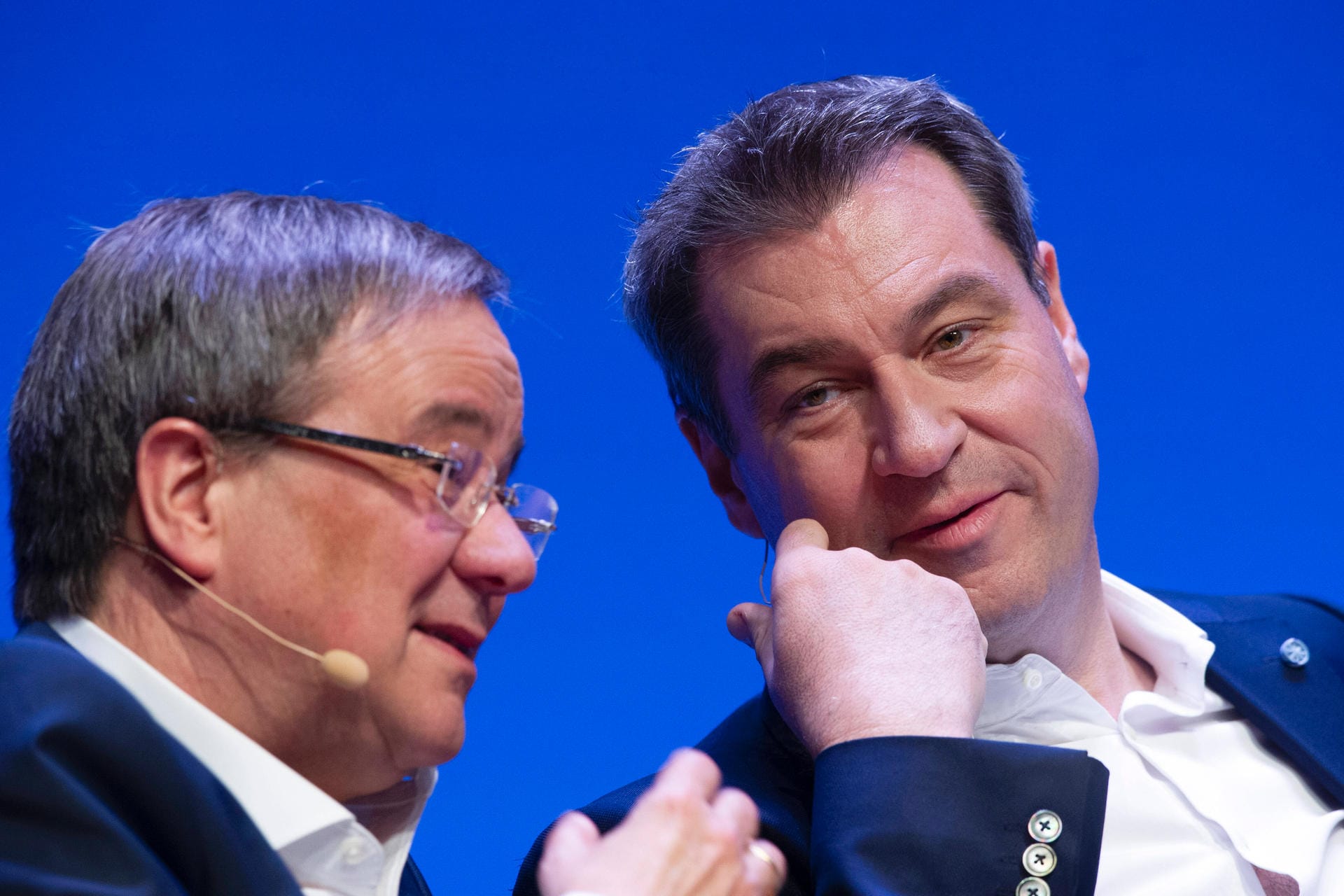 Im April 2021 – fünf Monate vor der Bundestagswahl – nimmt Laschet die nächste Hürde: In einem internen Machtkampf um die Kanzlerkandidatur setzt er sich gegen CSU-Chef Markus Söder durch. Viele in der Parteibasis sind mit dieser Entscheidung des CDU-Präsidiums unzufrieden.