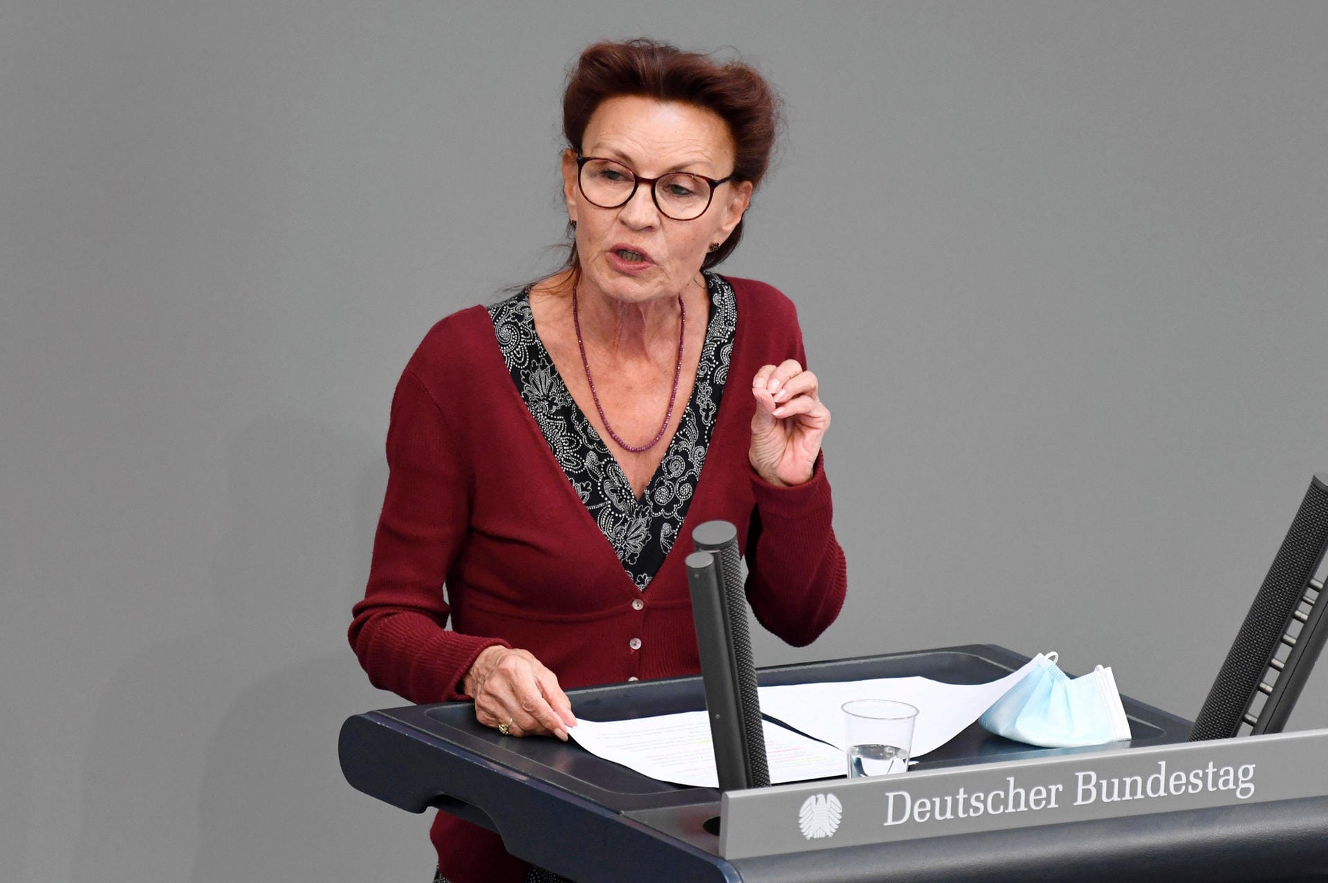 Ulla Jelpke (Die Linke), 28 Dienstjahre: 6.750 Euro gibt es auch für die Sprecherin der "Antikapitalistischen Linken".