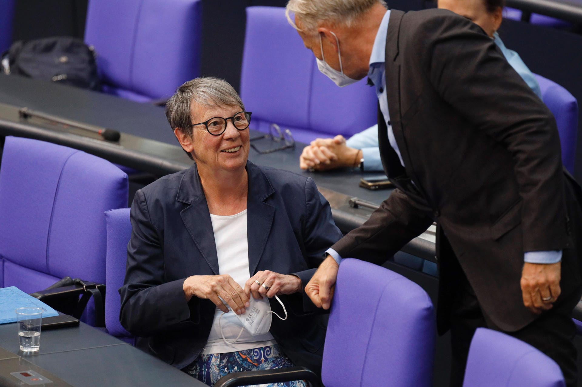Barbara Hendricks (SPD), 27 Dienstjahre: 6.750 Euro stehen auch ihr zu. Hinzu kommen Ruhegehälter als Parlamentarische Staatssekretärin und Ministerin.