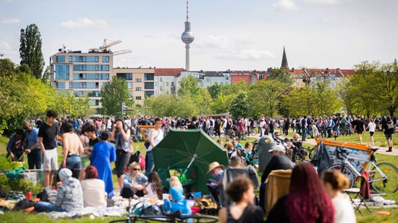 Zahlreiche Menschen genießen im Mauerpark das schöne Wetter (Archivbild): In dem berühmten Berliner Park kommt es vermehrt zu Straftaten.