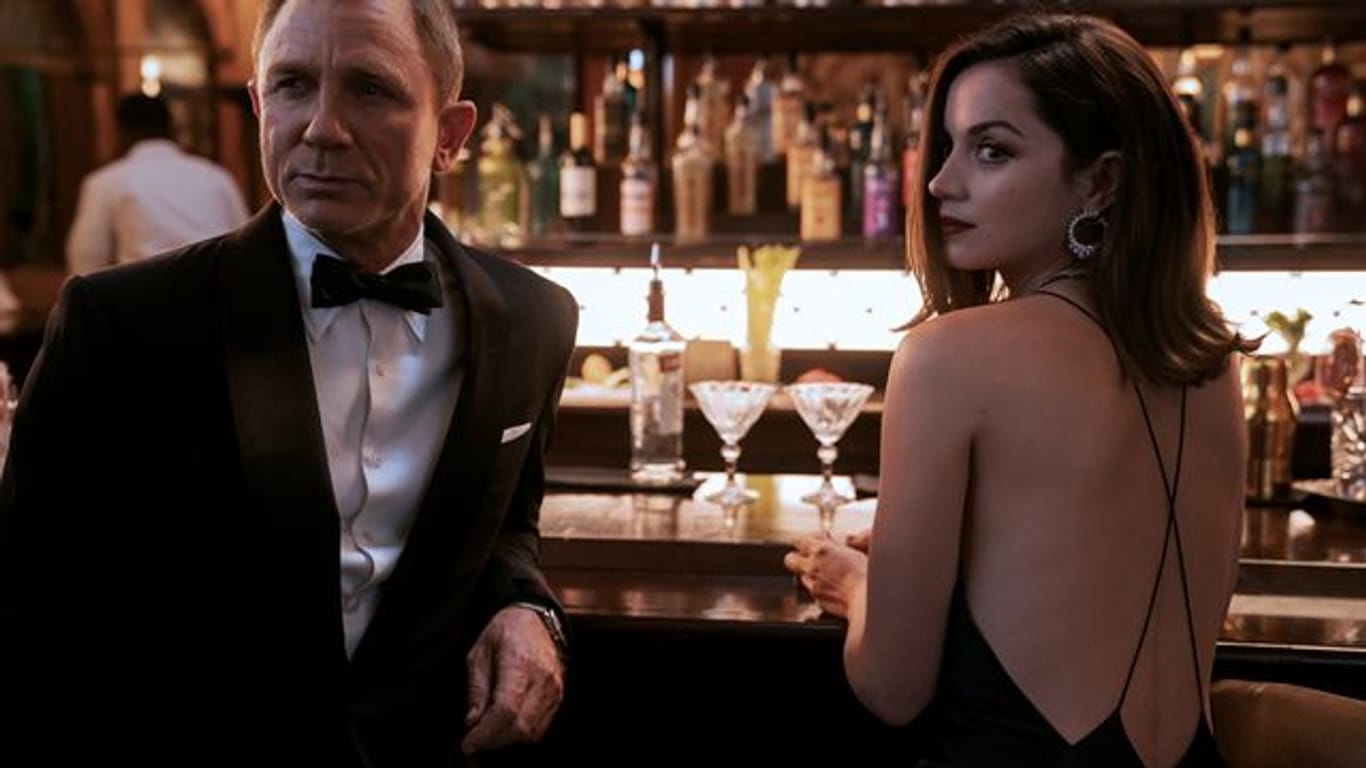 Daniel Craig als James Bond und Ana de Armas als Paloma in einer Szene des Films "James Bond 007 - Keine Zeit zu sterben".