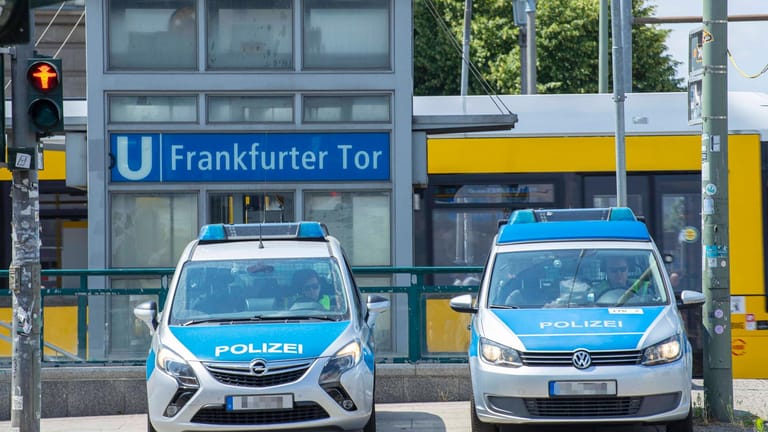 Polizeiwägen stehen am Frankfurter Tor (Symbolbild): Ein Einsatzfahrzeug der Berliner Polizei ist mit einem anderen Auto zusammengestoßen.