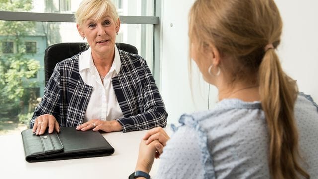 Haben Beschäftigte ein Projekt abgeschlossen oder ihren Aufgabenbereich erweitert, kann das ein guter Aufhänger für ein Gehaltsgespräch sein.