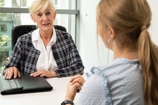 Haben Beschäftigte ein Projekt abgeschlossen oder ihren Aufgabenbereich erweitert, kann das ein guter Aufhänger für ein Gehaltsgespräch sein.